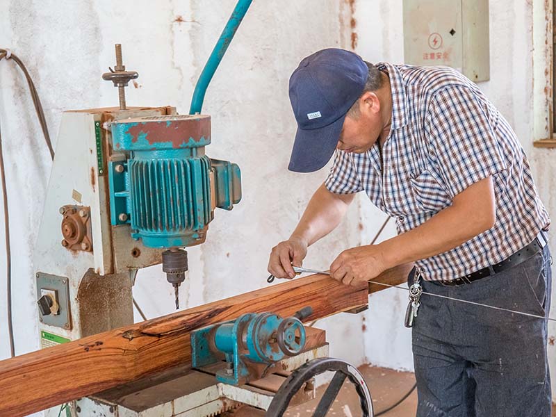 怀安楼梯地板柜门的油漆修复-10