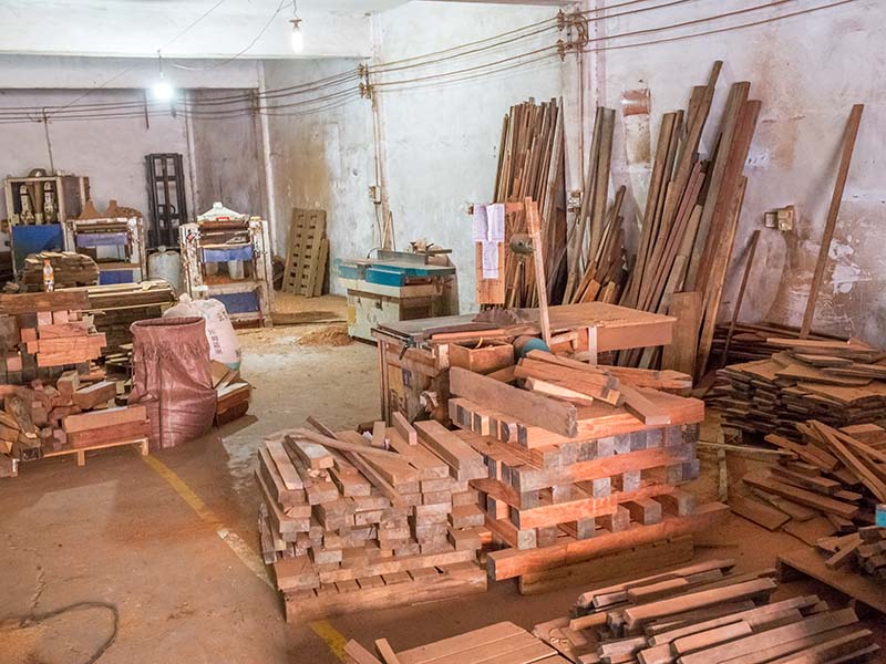 怀安楼梯地板柜门的油漆修复-09